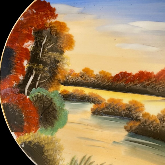 Vintage pair of wall hanging plates hand painted in Japan signed by artist - Picture 10 of 12